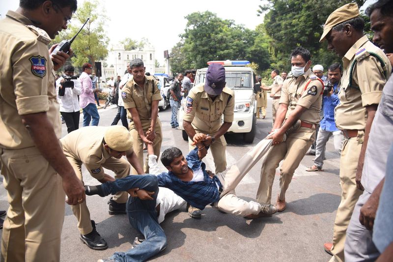 ఏబివిపి విద్యార్థిని కాళ్లు పట్టుకుని లాక్కెళుతున్న పోలీసులు