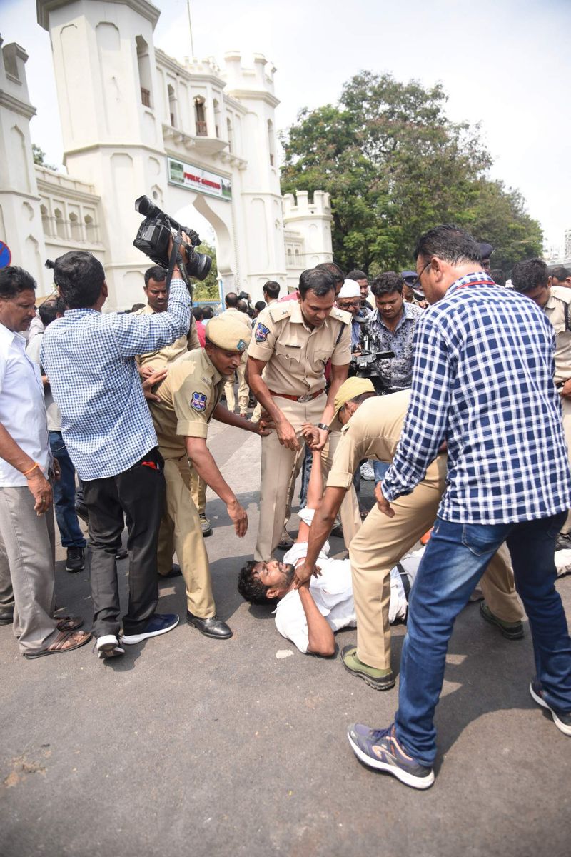 అరెస్ట్ చేయడానికి ప్రయత్నిస్తున్న పోలీసులతో విద్యార్థి పెనుగులాట