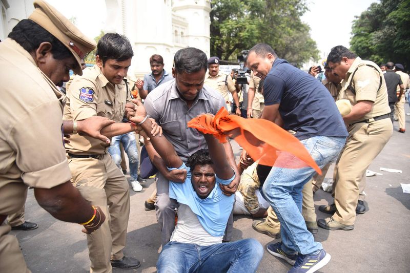 పోలీసులు చుట్టుముట్టినా ఏబివిపి విద్యార్థి నినాదాలు