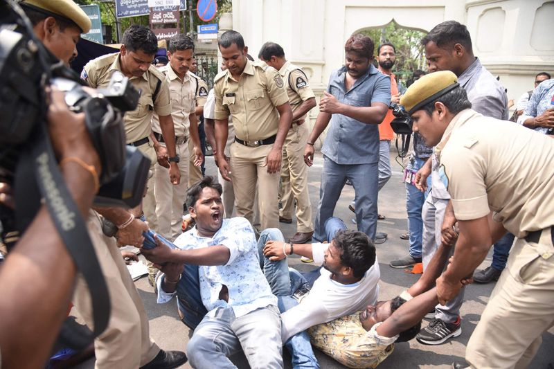 రోడ్డుపై పడిపోయిన విద్యార్థులను చుట్టుముట్టిన పోలీసులు