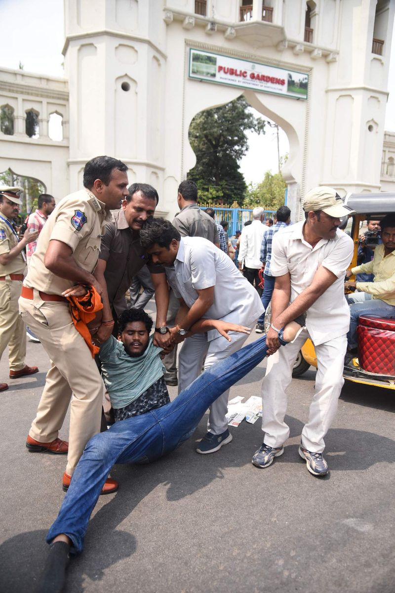 విద్యార్థిని లాక్కుపోతున్న పోలీసులు