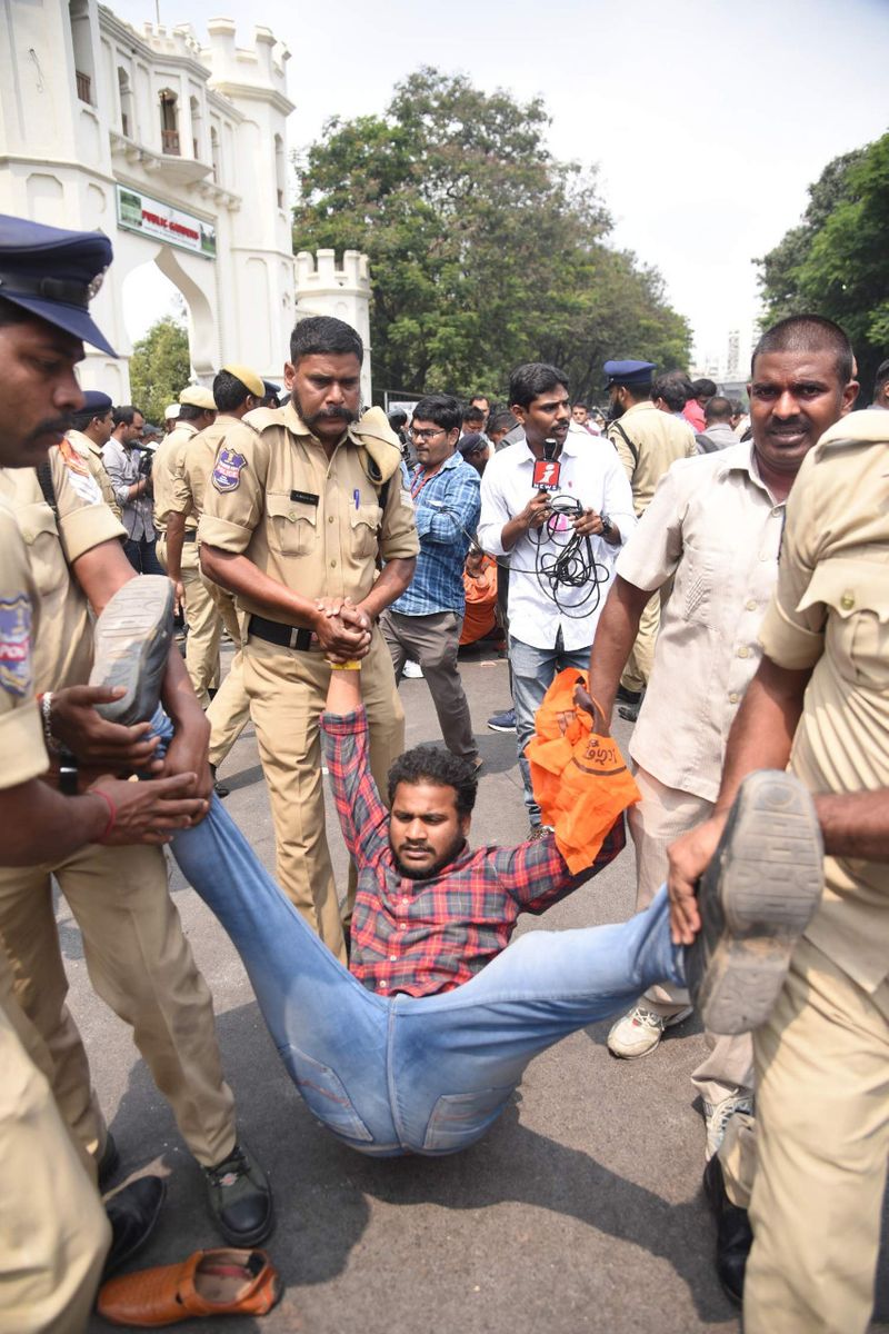 విద్యార్థిని కాళ్లు, చేతులు పట్టుకుని ఎత్తుకెళుతున్న పోలీసులు