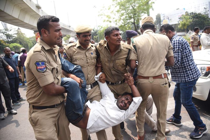 ఏబివిపి విద్యార్థి అదుపులోకి తీసుకుంటున్న పోలీసులు