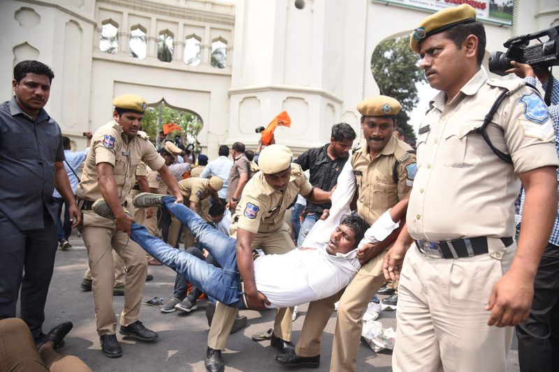 అసెంబ్లీ వద్ద నిరసనకు దిగిన విద్యార్థి అరెస్ట్