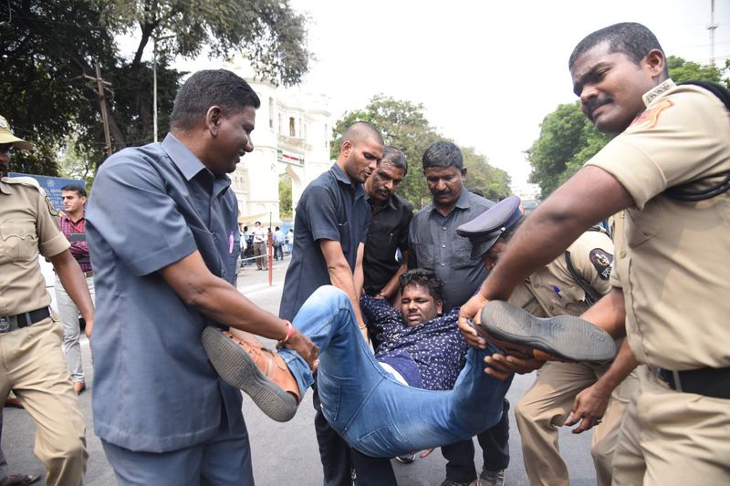 ఏబివిపి విద్యార్థిని లాక్కుపోతుండగా