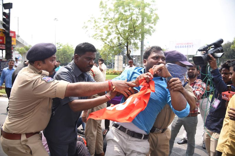 విద్యార్ధిని తోసుకుపోతున్న పోలీసులు
