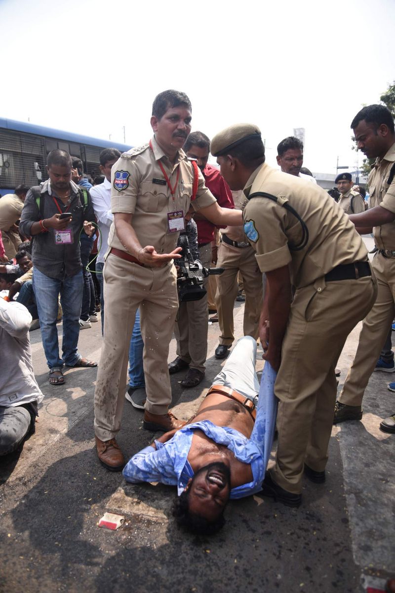 రోడ్డుపై పడిపోయిన ఏబివిపి విద్యార్థి