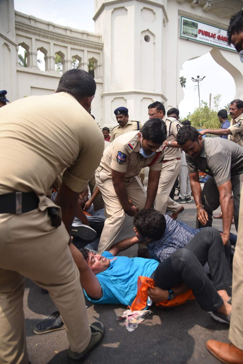విద్యార్థులను అదుపులోకి తీసుకుంటున్న పోలీసులు