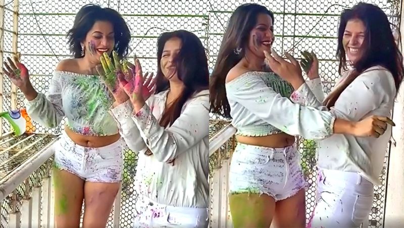 Monalisa playing holi with Nanad Riya and other family members KPG