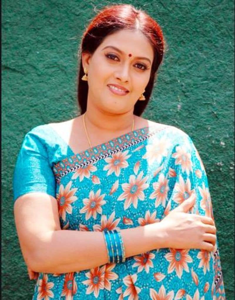 సీనియర్ నటి కిన్నెర 80, 90 దశకాల్లో తెలుగులో పలు చిత్రాల్లో నటించింది. చెట్టుకింద ప్లీడర్ లాంటి చిత్రాల్లో హీరోయిన్ గా కూడా నటించింది. బుల్లి తెరపై కూడా కిన్నెర తనదైన ముద్ర వేసింది. తన యూట్యూబ్ ఛానల్ వేదికగా ప్రముఖ రచయిత పరుచూరి గోపాలకృష్ణ సినిమాల గురించి, నటీనటులతో తన అనుభవాల గురించి వివరిస్తుంటారు.