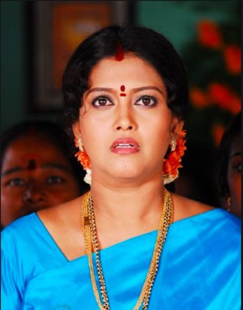 తాజాగా పరుచూరి కిన్నెర గురించి మాట్లాడారు. ఆమెతో తన అనుభవాలని వివరించారు. కిన్నెర స్టార్ హీరోయిన్ గా ఎదగాల్సిన నటి.. ఆ సత్తా ఆమెకు అప్పట్లో ఉండేది. కానీ కొన్ని చిత్రాల్లో మాత్రమే హీరోయిన్ గా నటించింది అని పరుచూరి అన్నారు.