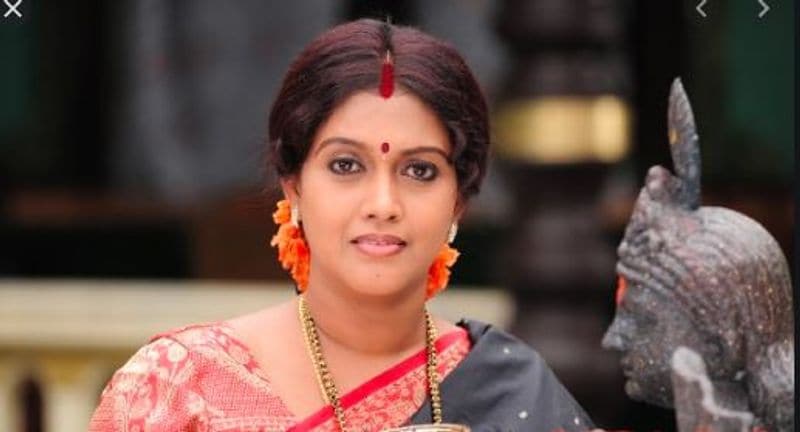 డాక్టర్ భవాని చిత్ర షూటింగ్ లో భాగంగా తిరుపతిలో మొట్టమొదటిసారి కిన్నెరతో పరిచయం ఏర్పడిందని పరుచూరి అన్నారు. కిన్నెర ఎక్కువగా కామెడీ జోనర్ లోకి వెళ్లిపోవడం వల్ల హీరోయిన్ గా ఎక్కువ చిత్రాలు చేయలేకపోయింది అని పరుచూరి అభిప్రాయపడ్డారు.ఆమెని తాము హీరోయిన్ పరిచయం చేసే అవకాశం దక్కలేదు అని పరుచూరి అన్నారు.