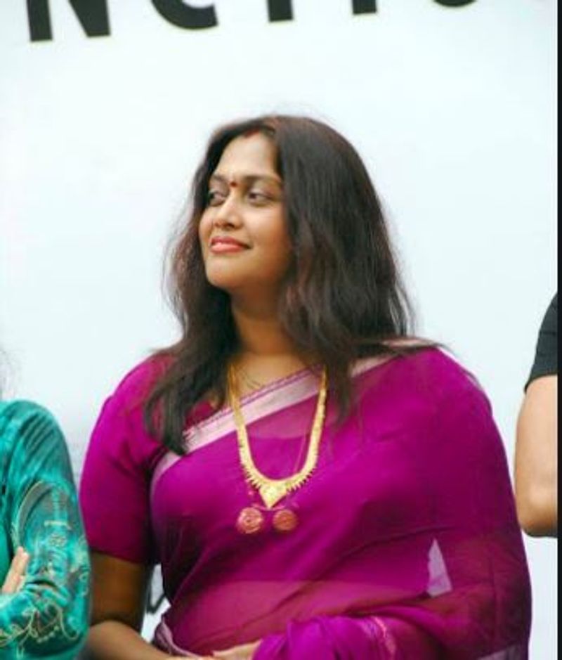 అసలు అతడు జడ్జో కాదో తెలియదు.. కొంచెం ఆరా తీద్దాం అని అన్నా.. దీనితో కిన్నెర ఆవేశంగా సర్ మీరు ఫోన్ చేస్తారా నన్నే చేయమంటారా అని అడిగింది. ఓసి నీ దుంపతెగ ఆగు నేనే చేస్తా అని అన్నాను. వెంటనే డీఎస్పీకి ఫోన్ చేశా. సర్ మీరు జడ్జి గురించి చెబుతున్నారు.. ఆయన మీద మేమెలా యాక్షన్ తీసుకుంటాం అని డిఎస్పీ ప్రశ్నించాడు.