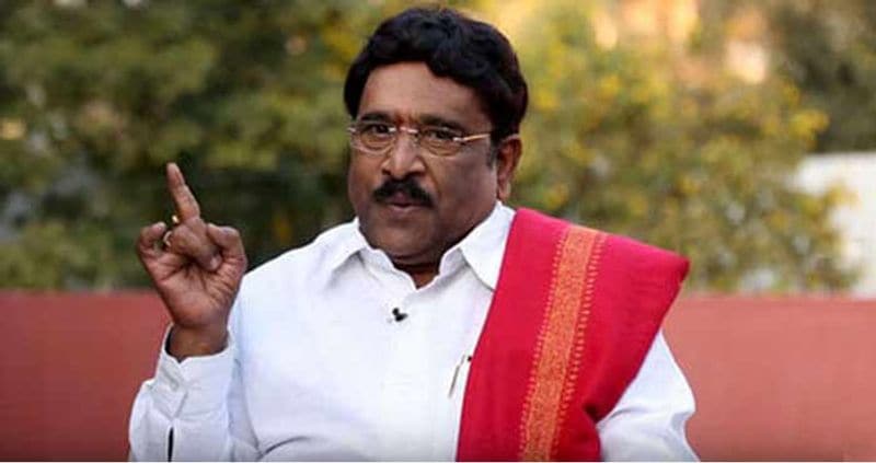 అసలు ఆయన జడ్జో కాదో తెలియదు.. మీరు వచ్చి ఎక్వైరీ చేయండి అని అడిగాను. అందుకు కూడా డిఎస్పీ ఒప్పుకోలేదు. ఆ సమయంలో ఎన్టీఆర్ గారు ముఖ్యమంత్రి. మీరు వస్తారా.. నన్ను ఎన్టీఆర్ గారికి ఫోన్ చేయమంటారా అని అడిగాను. సర్ మీరు భలేవారు.. ఈ మాత్రం దానికి సీఎం గారికి ఫోన్ ఎందుకు నేనే వస్తున్నా అని భయపడుతూ చెప్పారు.