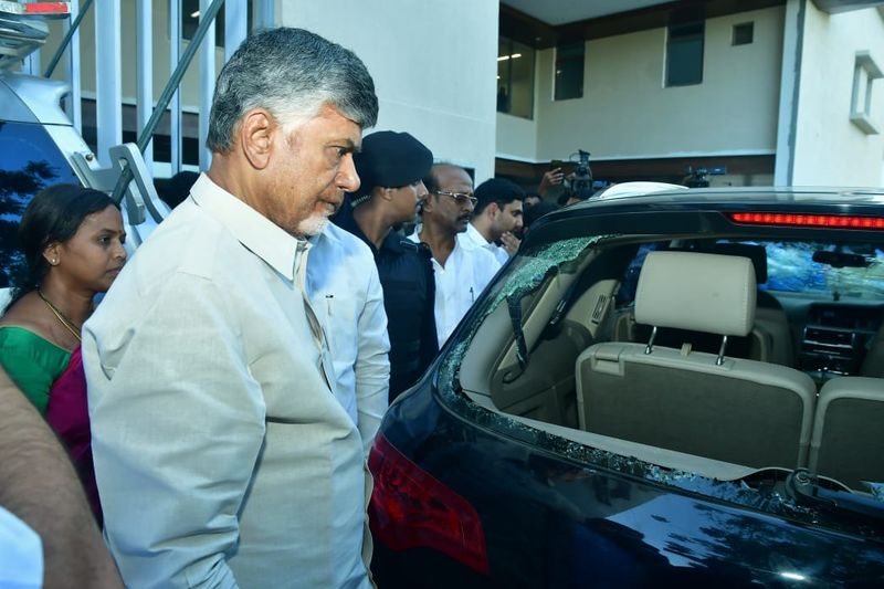 ఇక విశాఖపట్టణం మున్సిపల్ ఎన్నికల్లో కూడ వైసీపీ అభ్యర్ధులు అధిక స్థానాల్లో విజయం సాధించినట్టుగా సమాచారం అందుతోంది. విశాఖ ఉక్కు ఫ్యాక్టరీ ప్రైవేటీకరణ అంశం ఈ ఎన్నికల్లో ప్రభావం చూపుతోందని భావించారు.స్టీల్ ప్లాంట్ ప్రైవేటీకరణను నిరసిస్తూ ఉద్యమం సాగుతోంది. ఈ కార్పోరేషన్ ఎన్నికల్లో లెఫ్ల్ పార్టీలు రెండు స్థానాలను కైవసం చేసుకొంది.