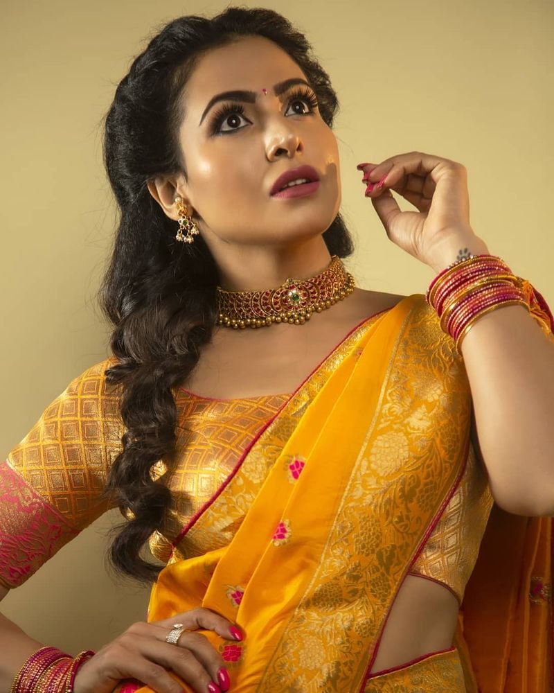 (Photo Courtesy Instagram)క్లీవేజ్ షోతో నందిని రాయ్ రెచ్చిపోతోంది.