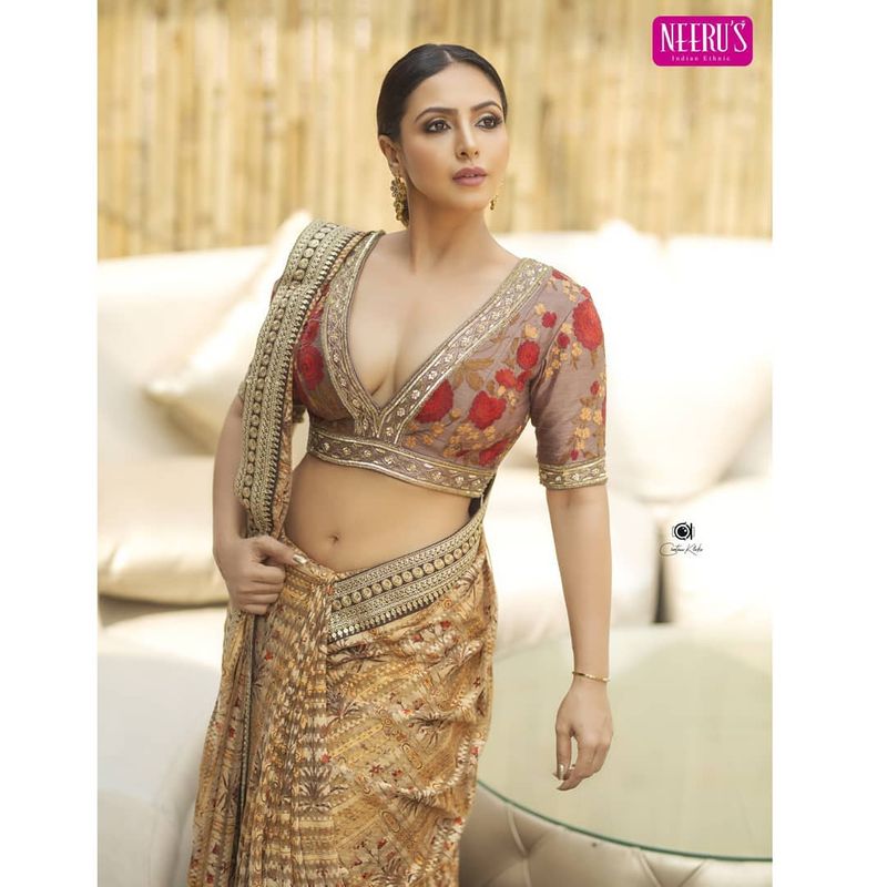 (Photo Courtesy Instagram) క్లీవేజ్ అందాలతో కుర్రకారుని ఆకర్షిస్తోంది.