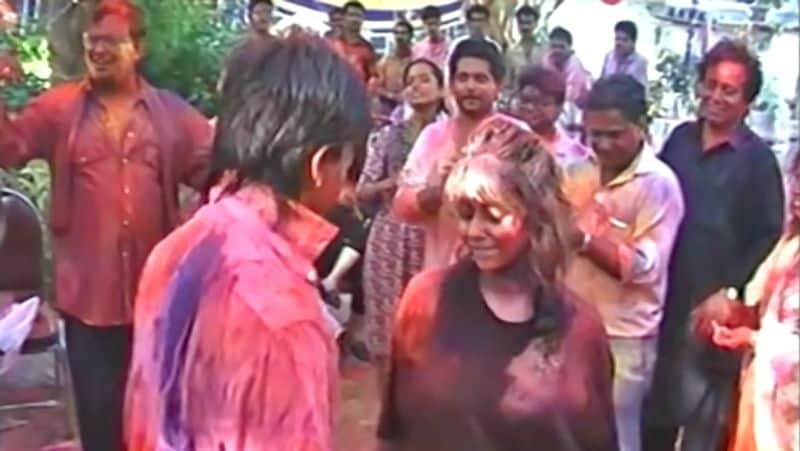Shahrukh khan Celebrate Holi with Wife Gauri Khan before 20 Years ago KPG