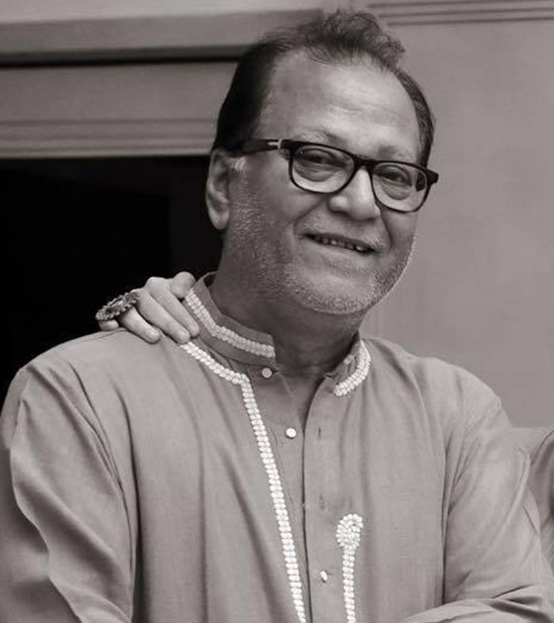 উচ্চমাধ্যমিকে পর আর সেভাবে পড়াশুনা নিয়ে এগোননি সন্তু মুখোপাধ্যায়। ঝোঁক ছিল অভিনয় জগতে আসার। নিয়েছিলেন নাচের প্রশিক্ষণ। গোপাল ভট্টাচার্যের কাছে নাচ শিখে ছিলেন তিনি।