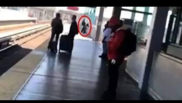 Couple gets intimate at Los Angeles metro station shocked commuters Couple gets intimate at Los Angeles metro station shocked commuters