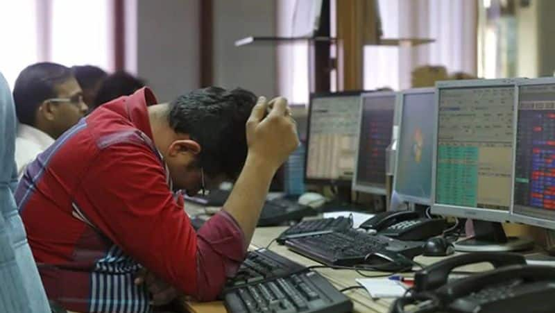 share market today : Sensex drops 483 pts as yields hit 3-yr high; IT stks drag