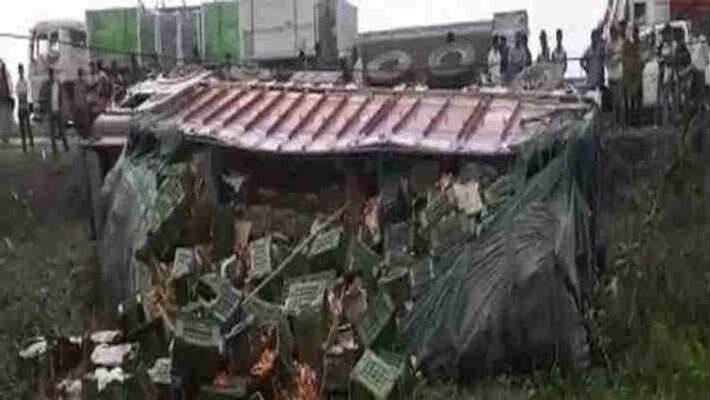 people looted wine from accident truck near police station in banka pra people looted wine from accident truck near police station in banka pra