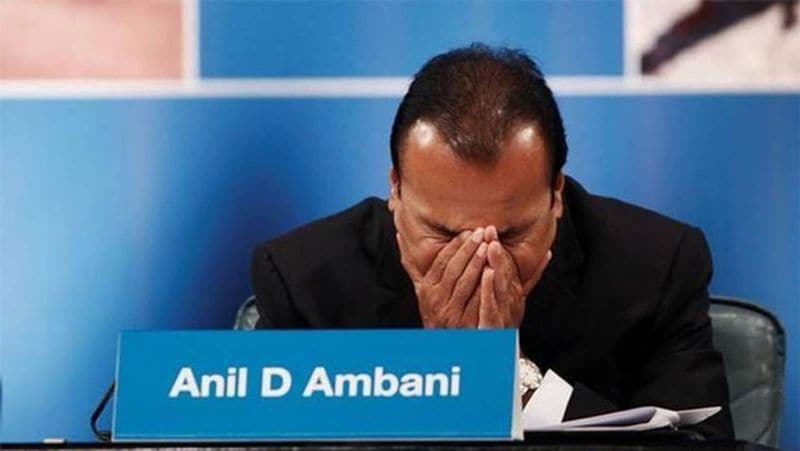 अनिल अंबानी के ऊपर कुछ भारतीय बैंकों का भी कर्ज है। उनपर चीन की तीन कंपनियों का भारी भरकम कर्ज है। इसी से जुड़े यानी न चीनी कंपनियों के कर्ज न चुकाने का मामला लंदन की कोर्ट में चल रहा है। ये कर्ज करीब 47,600 करोड़ रुपये का है। अनिल अंबानी की ओर से कहा भी गया कि वो डिफ़ाल्टर हो चुके हैं और कर्ज चुकाने में असमर्थ हैं।