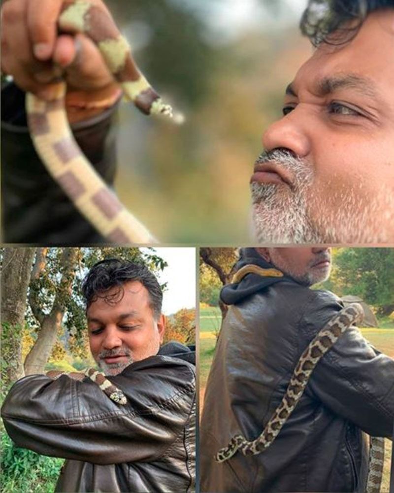 সেই ছবি ভাইরাল হয়েছে কয়েক মুহূর্তে। ক্যাপশনে অবশ্য মজার জিনিস লিখেছেন তিনি। 'স্লিদারিন অ্যালুমনাই মিট।' সৃজিতের এই ছবিটি দেখলে মনে পরে যাবে 'হ্যারি পটার'র দৃশ্যের কথা।