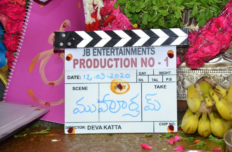 మేనల్లుడి సినిమా లాంచింగ్ కు వచ్చిన పవర్ స్టార్ పవన్ కళ్యాణ్ తేజు, నివేతపై తొలి క్లాప్ ఇచ్చారు.
