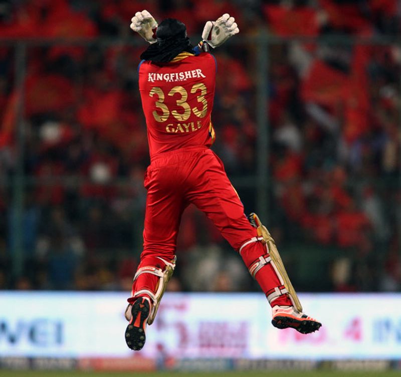 <p>ಓವರ್ನಲ್ಲಿ ಹೆಚ್ಚೆಂದರೆ 36 ರನ್ ಬಾರಿಸಬಹುದು, ಅದರೆ ಆರ್ಸಿಬಿ ತಂಡದಲ್ಲಿದ್ದ ಕ್ರಿಸ್ ಗೇಲ್ 2011ರಲ್ಲಿ ಕೇರಳ ಟಸ್ಕರ್ಸ್ ವಿರುದ್ದ ಓವರ್ವೊಂದರಲ್ಲಿ 37 ರನ್ ಚಚ್ಚಿದ್ದರು. ಪ್ರಶಾಂತ್ ಪರಮೇಶ್ವರನ್ ಬೌಲಿಂಗ್ನಲ್ಲಿ ಗೇಲ್ 3 ಬೌಂಡರಿ ಹಾಗೂ 4 ಸಿಕ್ಸರ್ ಸಹಿತ ಗೇಲ್ 36 ರನ್ ಬಾರಿಸಿದರೆ, ಇನ್ನೊಂದು ರನ್ ನೋ ಬಾಲ್ ರೂಪದಲ್ಲಿ ತಂಡದ ಖಾತೆಗೆ ಸೇರಿತ್ತು.</p>