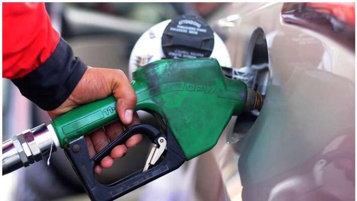 Petrol Bunk Owner Did Not Give Fuel to Vehicles during Lockdown in Mundaragi in Gadag District Petrol Bunk Owner Did Not Give Fuel to Vehicles during Lockdown in Mundaragi in Gadag District