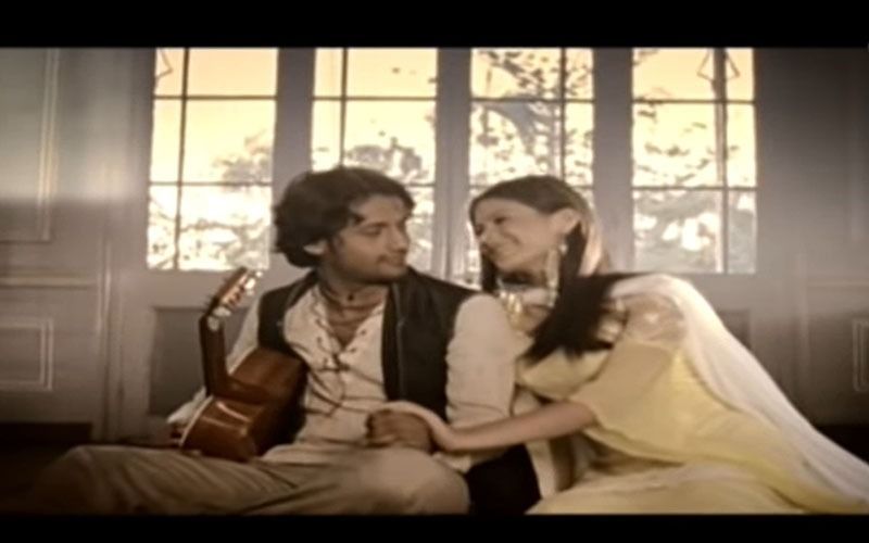 অভিনেত্রী উর্বষী শর্মার সঙ্গে দূরি গানের ভিডিওতে গান গেয়ে জনপ্রিয়তার শীর্ষে ওঠেন আতিফ।