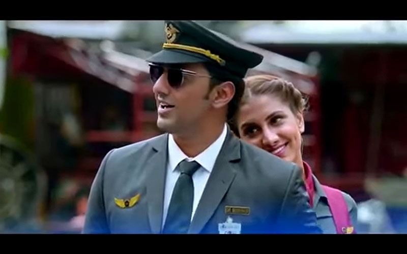 দেবের ককপিট ছবির মিঠে আলো গানটিও বেশ জনপ্রিয় হয়েছিল। অবাঙালি শ্রোতারাও আতিফের এই গান শুনে মুগ্ধ হয়।
