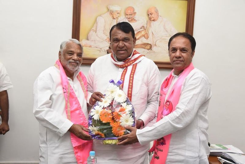 టీఆర్ఎస్ రాజ్యసభ అభ్యర్థులు కేకే, సురేశ్ రెడ్డిలకు అభినందిస్తున్న స్పీకర్ పోచారం