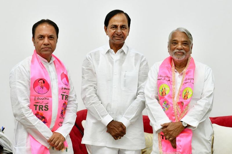 ముఖ్యమంత్రి కేసీఆర్ తో రాజ్యసభ అభ్యర్ధులు కేకే, సురేశ్ రెడ్డి