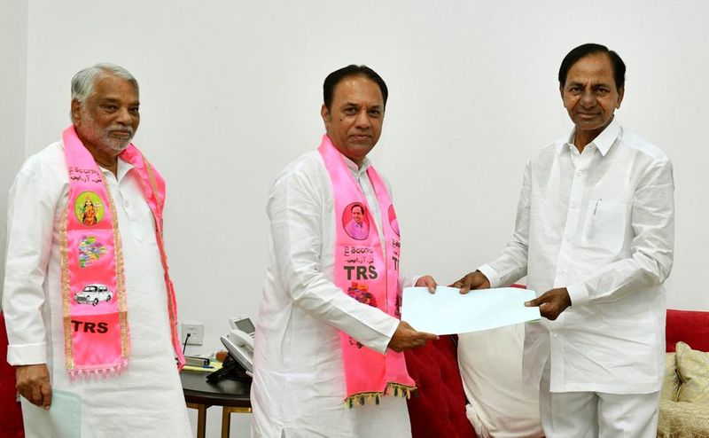 మాజీ స్పీకర్ సురేశ్ రెెడ్డికి రాజ్యసభ బి ఫారం అందిస్తున్న సీఎం కేసీఆర్