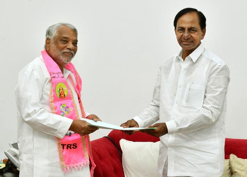 కేశవ రావు కు రాజ్యసభ భీపారం అందిస్తున్న సీఎం కేసీఆర్