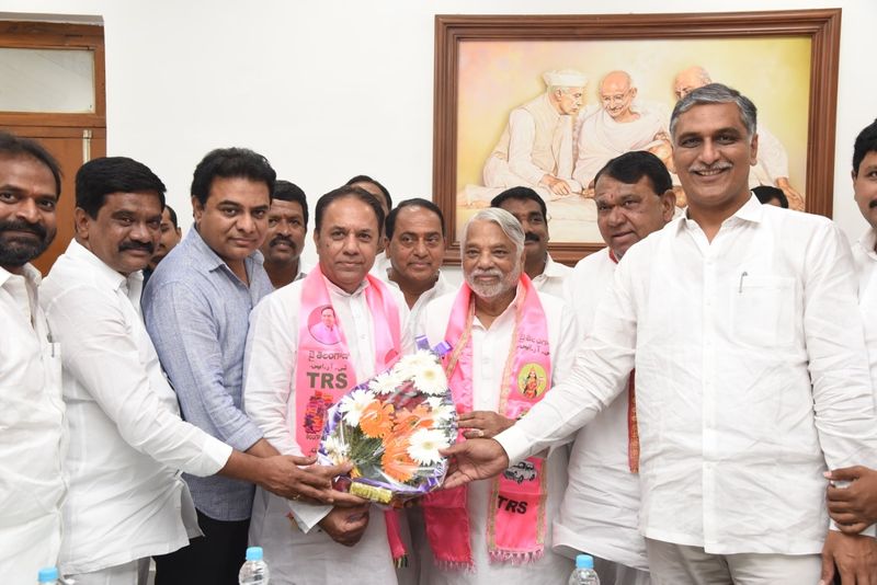 టీఆర్ఎస్ రాజ్యసభ అభ్యర్ధులకు పుష్పగుచ్చం అందిస్తున్న నాయకులు