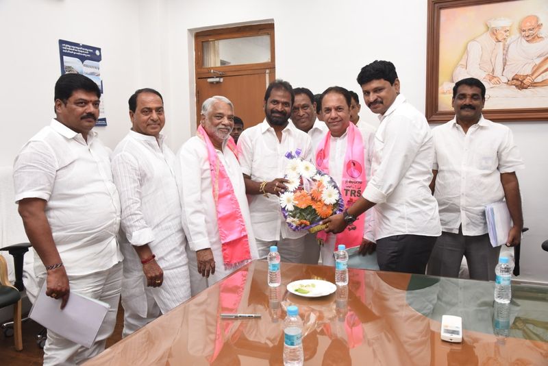 సురేశ్ రెడ్డికి పుష్పగుచ్చం అందిస్తున్న ఎంపీ జోగినిపల్లి సంతోష్