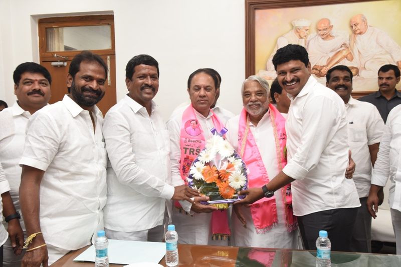 రాజ్యసభ అభ్యర్ధులిద్దరిని అభినందిస్తున్న మంత్రులు, ఎంపీ