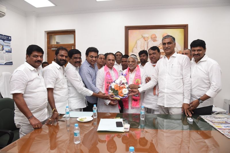 కేకే, సురేశ్ రెడ్డిలను అభినందిస్తున్న టీఆర్ఎస్ నాయకులు