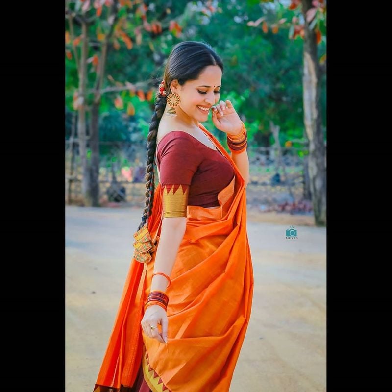 (Courtesy: Instagram) చీర ధరించినా, ట్రెండీ అవుట్ ఫిట్ లో కనిపించినా అనసూయ గ్లామర్ ఆకట్టుకుంటోంది.