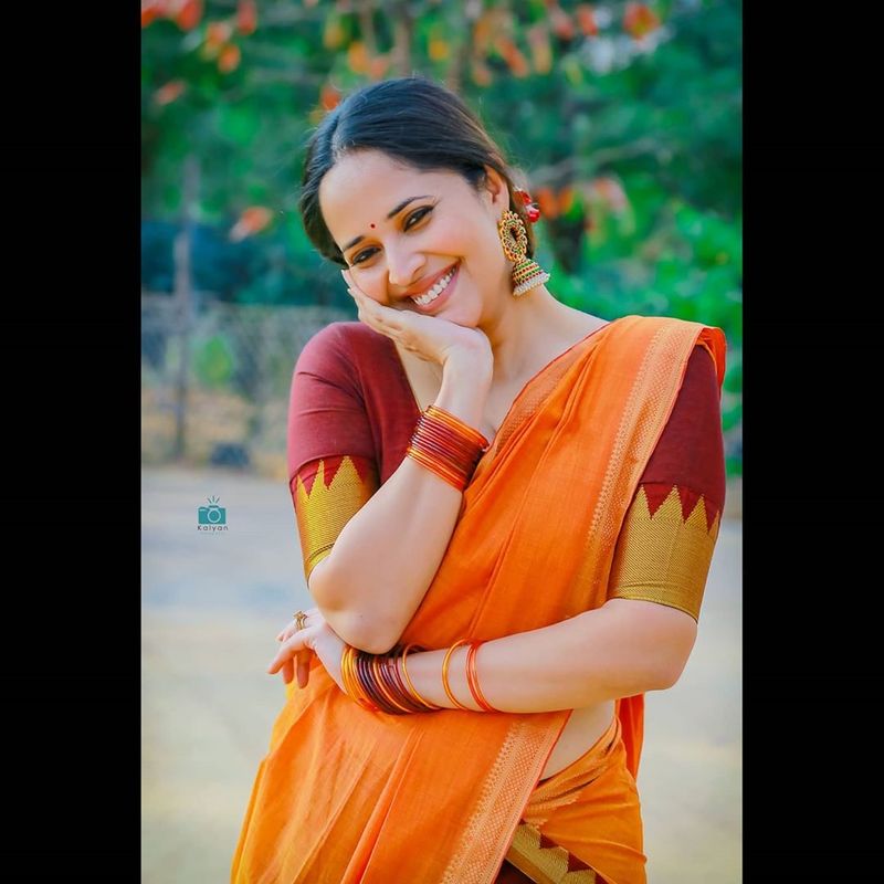 (Courtesy: Instagram) సొగసుతో అనసూయ చూపు తిప్పుకోలేని విధంగా ఫోజులు ఇస్తోంది.
