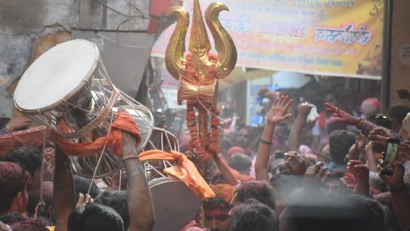 special holi celebration by kinnar akhada in kashi