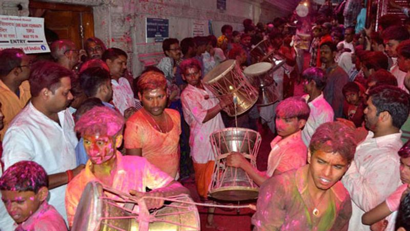 special holi celebration by kinnar akhada in kashi