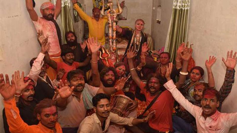 special holi celebration by kinnar akhada in kashi