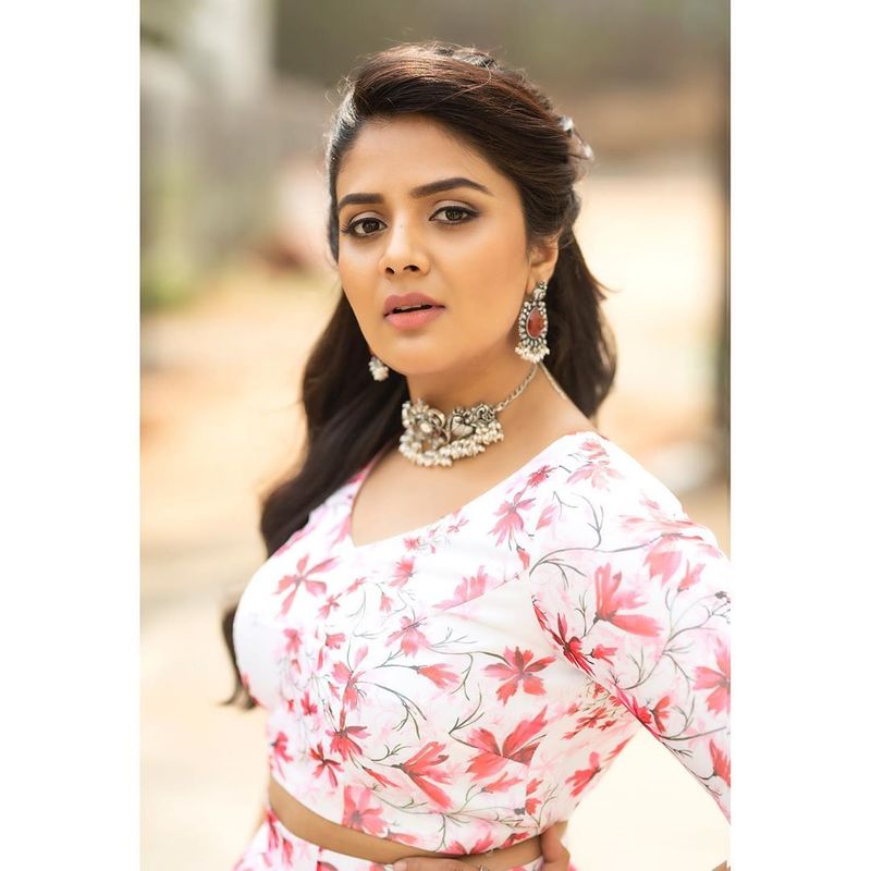 (Courtesy :Instagram) శ్రీముఖి రెడ్ కలర్ గౌన్ లో క్లీవేజ్ అందాలు ఆరబోస్తున్న పిక్స్ వైరల్ అవుతున్నాయి.