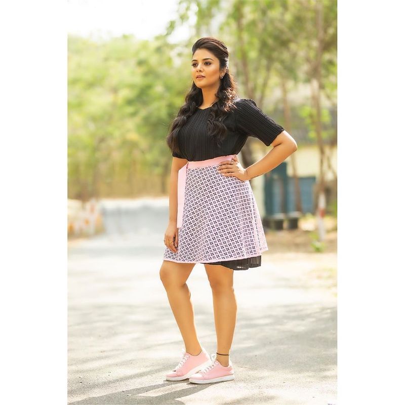 (Courtesy :Instagram) అలాగే హోలీ సంబరాల్లో పాల్గొన్న పిక్స్ ని కూడా శ్రీముఖి షేర్ చేసింది.