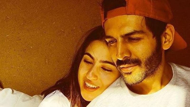 সারা আলি খান কার্তিককে দেখা মাত্রই মন দিয়েছিলেনব। তাঁরা ডটিংও শুরু করেছিলেন। কিন্তু তা বেশিদিন স্থায়ী হয়নি।
