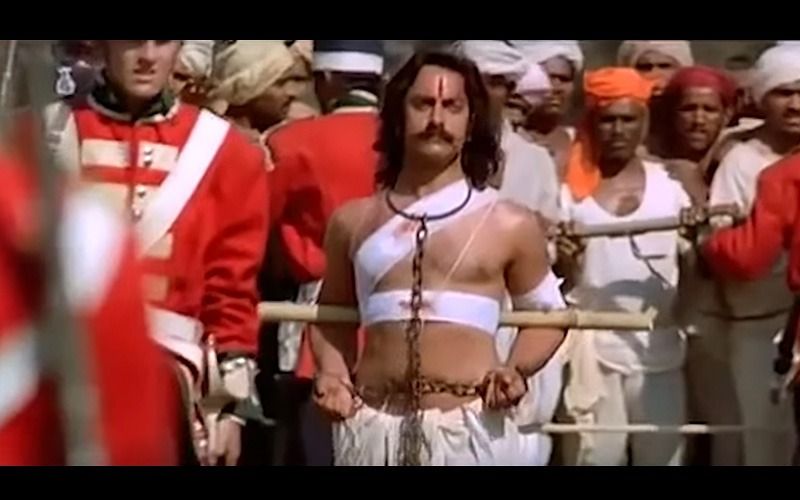 মঙ্গল পান্ডেঃ এই ছবিতে ইতিহাসকে যেন আরও একবার চোখের সামনে তুলে ধরেছিলেন আমির। মঙ্গল পান্ডের লুকে তাক লাগিয়ে দিয়েছিলেন অভিনেতা। অভিনয়ে সকলের নজর কেড়েছিলেন আমির।